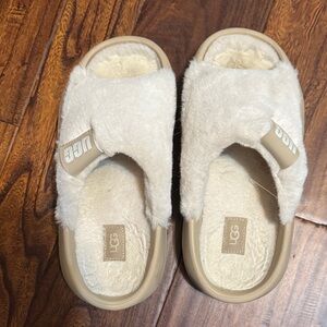 UGG Cream Fluffy Slippers